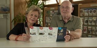 Sabine Duffner und Christoph Ewers mit dem Programm des diesjährigen Pisnistenfestivals.